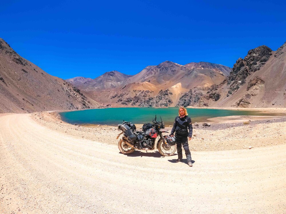 Me standing in front of Lago Embalse la Laguna